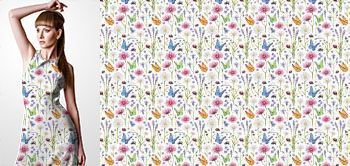 15022 Materiał ze wzorem drobne kolorowe polne kwiaty (chaber, mak, niezapominajka), trawy i owady (biedronka, trzmiel, motyl)